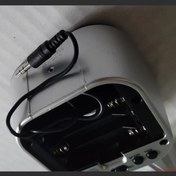 Elgin Digital Alarm Clock With Aux Cord And Speaker (Battery Operated, 2019) - Picture 9 of 11